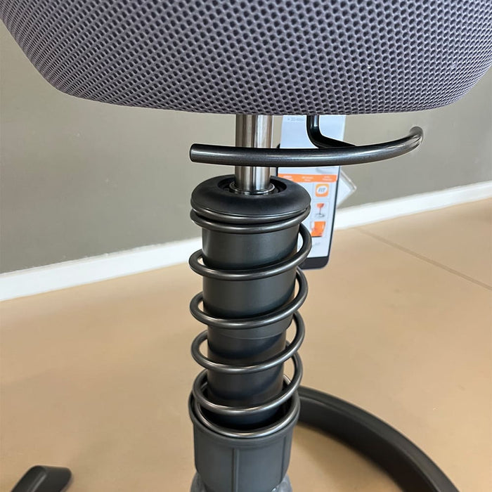 Swopper Ergonomische Kruk – Grijze Mesh Zitting / Antraciet Frame – Demomodel met Nieuwe Zitting