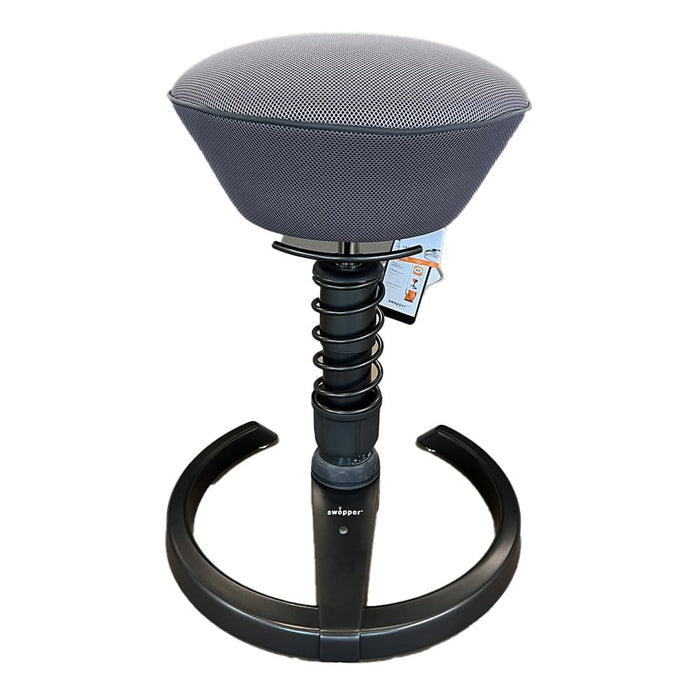 Swopper Ergonomische Kruk – Grijze Mesh Zitting / Antraciet Frame – Demomodel met Nieuwe Zitting